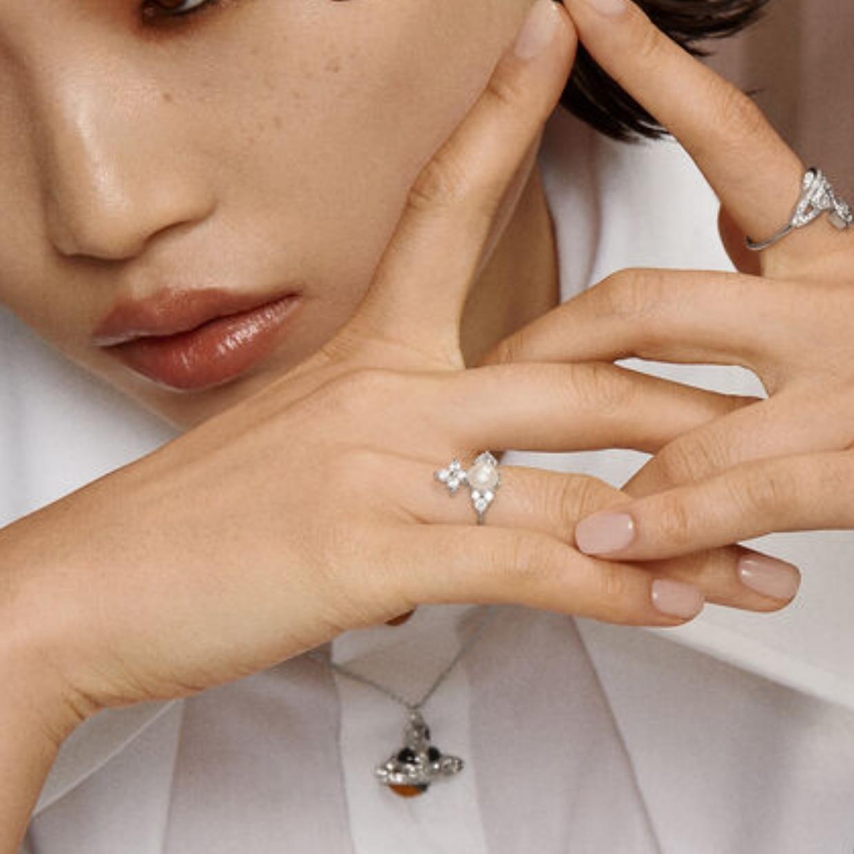 【Vivienne Westwood】Feodora リング Vivienne Westwood Feodora Platinum/White Creamrose Pearl